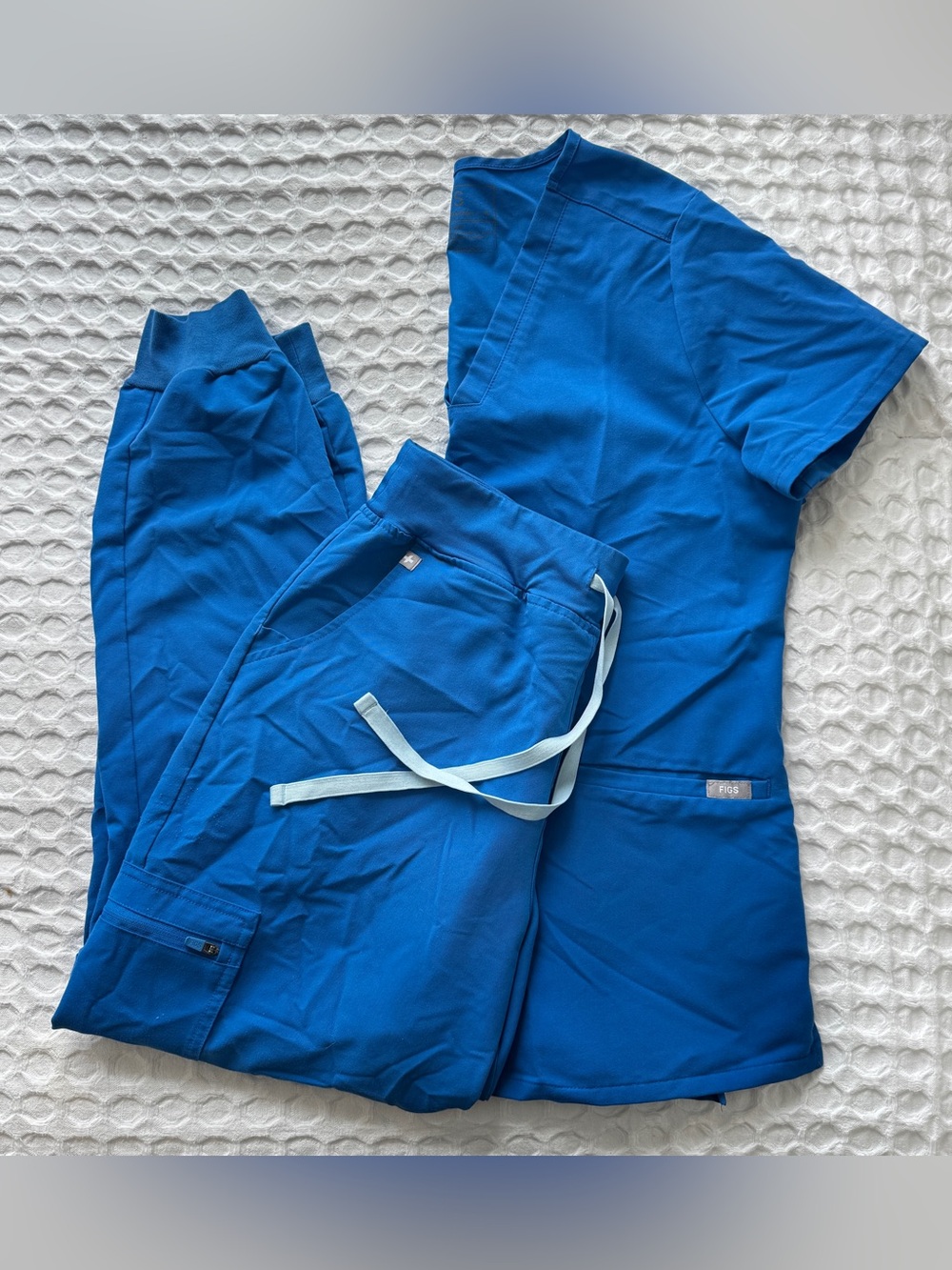 Medium women’s FIGS Royal Blue Zamora jogger & Catrina Scrub Set